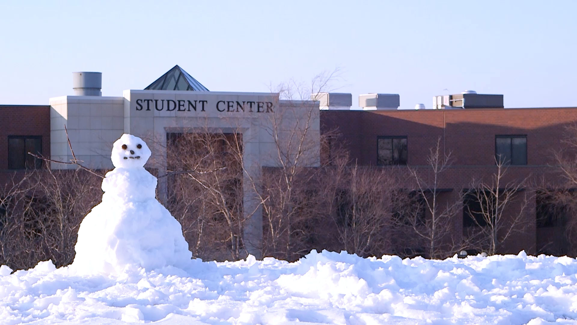 雪人在前景，学生中心在背景
